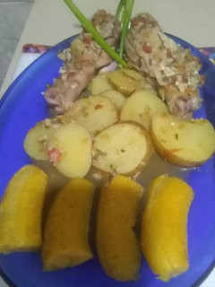 Una foto de Muslos de pollo en salsa aromatizado con ajo, jengibre, cúrcuma