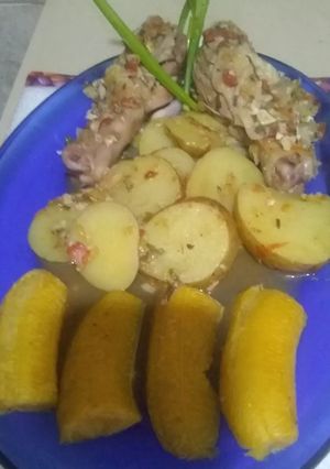 Una foto de Muslos de pollo en salsa aromatizado con ajo, jengibre, cúrcuma