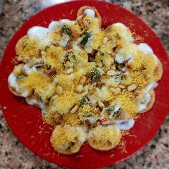 A picture of Dahi aloo/batata puri.