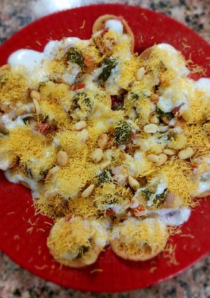 A picture of Dahi aloo/batata puri.