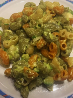Una foto de Fideos a la crema de guacamole y roquefort! Muy fácil!😊