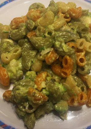Una foto de Fideos a la crema de guacamole y roquefort! Muy fácil!😊