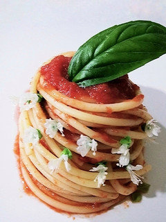 Foto di Spaghetti al pomodoro con fiori di basilico 🌷