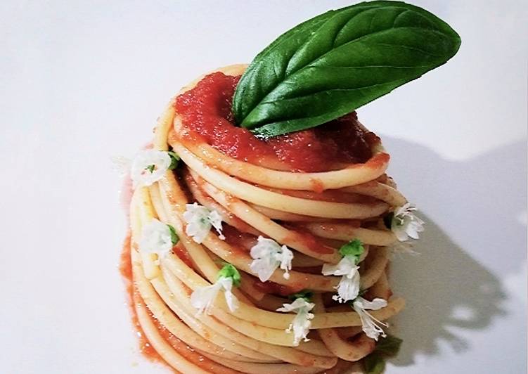 Spaghetti al pomodoro con fiori di basilico 🌷