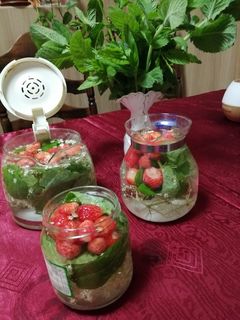 Bodza virágos epres mentás citromos limonádé recept fotója