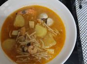 Una foto de cazuela de fideos con marisco