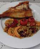 Besugo a la plancha y arroz dulce con langostinos y frutas