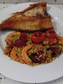 Una foto de Besugo a la plancha y arroz dulce con langostinos y frutas