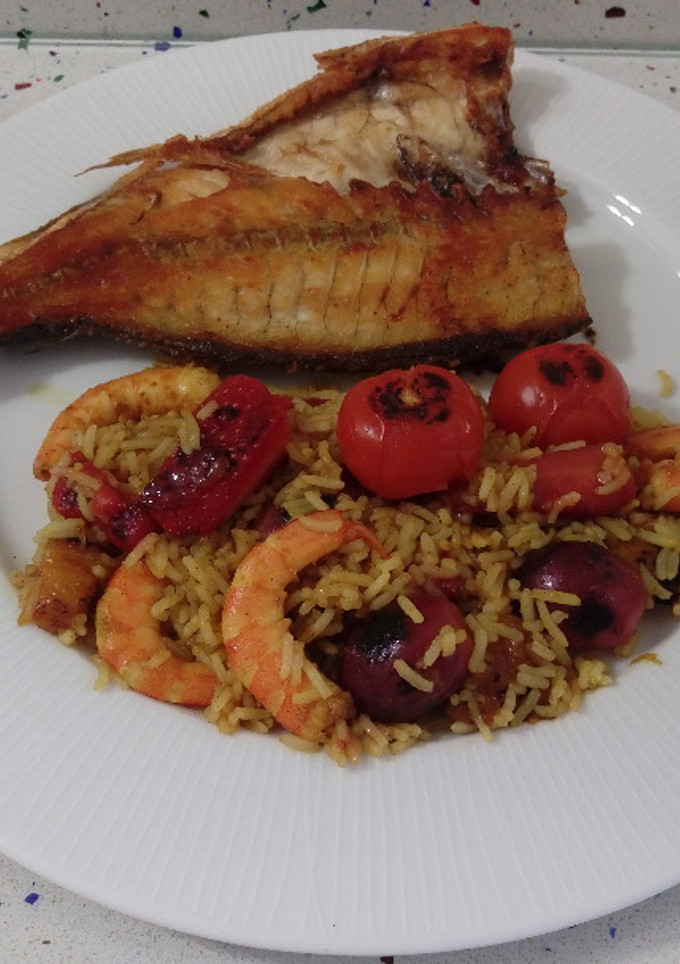Una foto de Besugo a la plancha y arroz dulce con langostinos y frutas