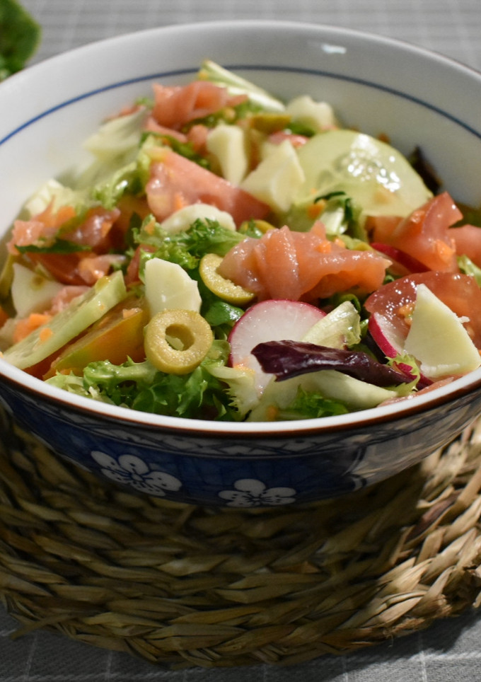 Una foto de Ensalada con salmón ahumado