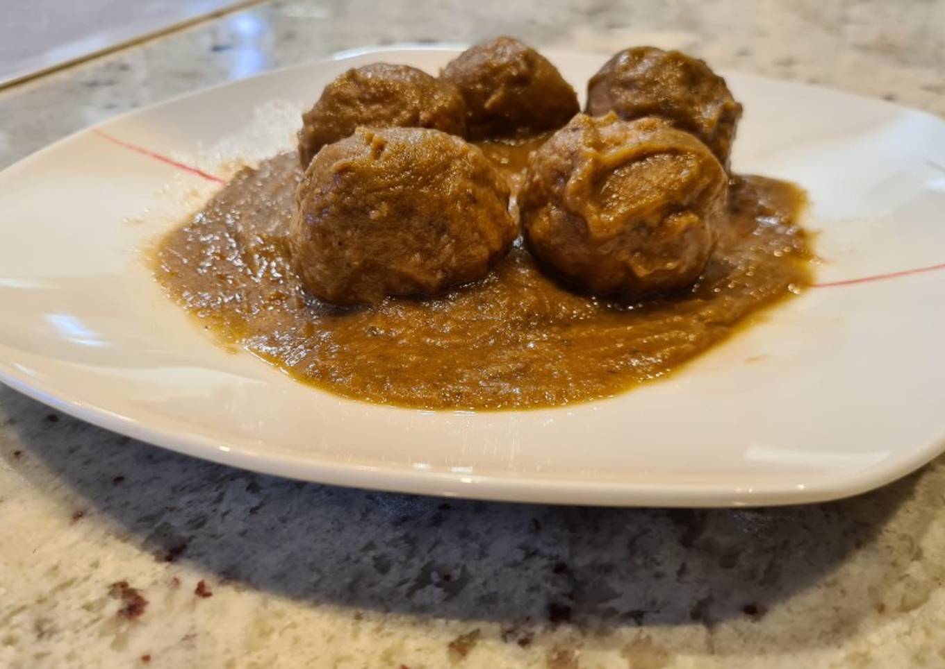Albóndigas en salsa de berenjenas