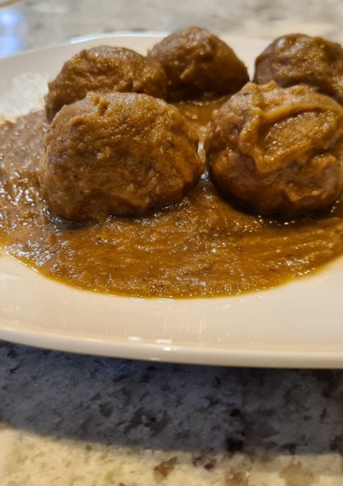 Una foto de Albóndigas en salsa de berenjenas