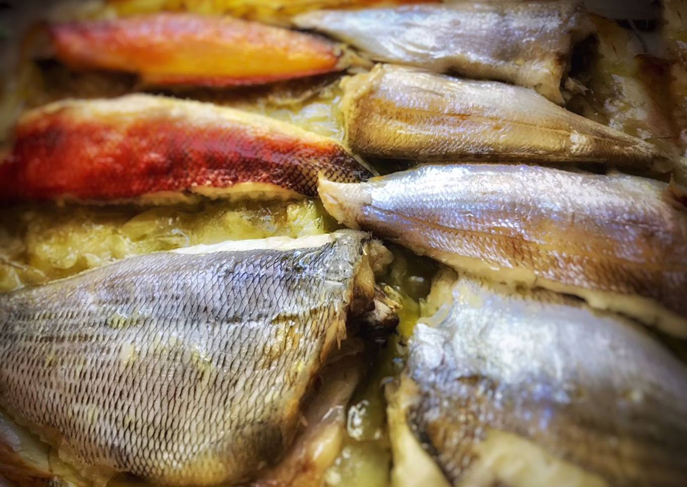 Pescados de la Ria de A Coruña al horno sobre cama de patatas