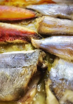 Una foto de Pescados de la Ria de A Coruña al horno sobre cama de patatas