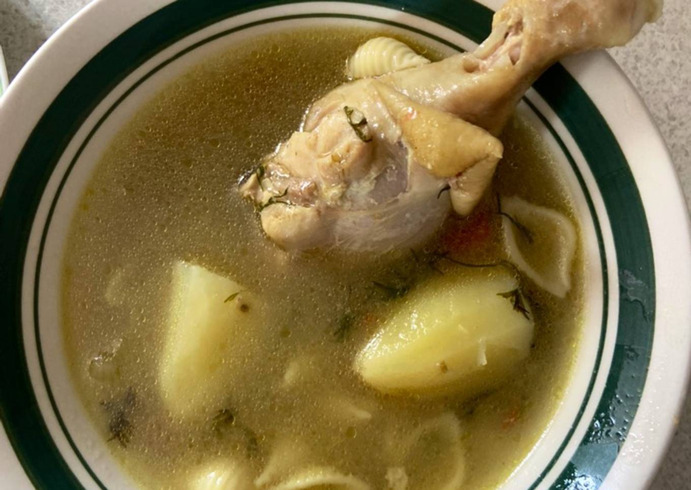 Caldo o sopa de pollo