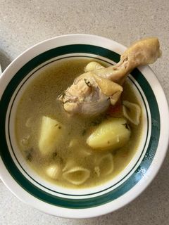 Una foto de Caldo o sopa de pollo