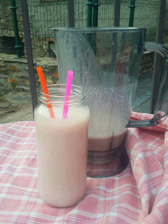 Una foto de Batido de fresa, plátano y nueces