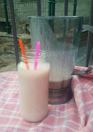 Una foto de Batido de fresa, plátano y nueces