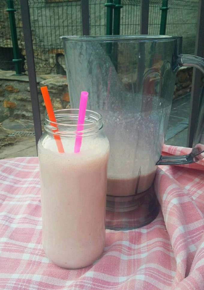 Una foto de Batido de fresa, plátano y nueces
