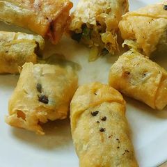 A picture of Spring roll with veggies.