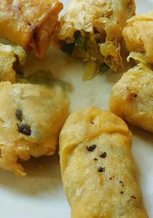 A picture of Spring roll with veggies.