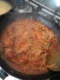 Espaguetis guisado con pollo