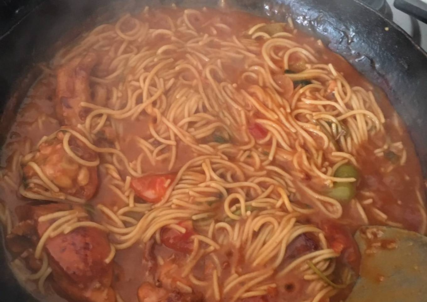 Espaguetis guisado con pollo