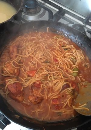Una foto de Espaguetis guisado con pollo