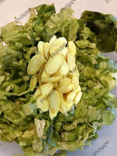 Una foto de Ensalada de Lechuga y Almendras Laminadas