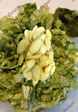Una foto de Ensalada de Lechuga y Almendras Laminadas