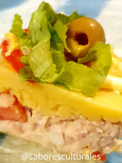 Una foto de 🇵🇪 Causa peruana de atún 🐟 con salsa huancaína