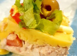 Una foto de 🇵🇪 Causa peruana de atún 🐟 con salsa huancaína 