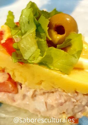 Una foto de 🇵🇪 Causa peruana de atún 🐟 con salsa huancaína