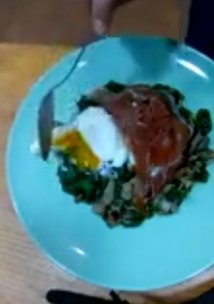 Una foto de Nido de espinacas con huevo poche para dieta