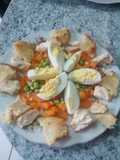 Ensalada de pollo, huevo y crutones