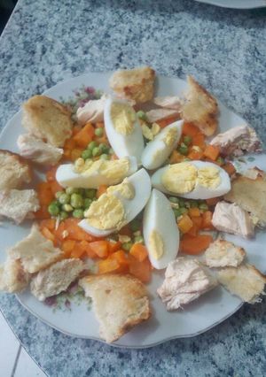 Una foto de Ensalada de pollo, huevo y crutones