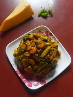 কুমড়ো পুইশাকের তরকারী চিংড়ি মাছ দিয়ে (kumro pui shaker tarkari chingri mach recipe in Bengali) রেসিপির প্রধান ছবি