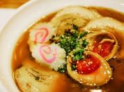 Una foto de sopa ramen de pollo