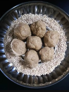 તલ ના લાડુ (Til Ladoo Recipe In Gujarati) રેસીપી મુખ્ય ફોટો