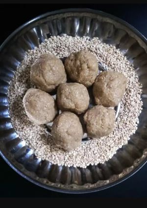તલ ના લાડુ (Til Ladoo Recipe In Gujarati) રેસીપી મુખ્ય ફોટો