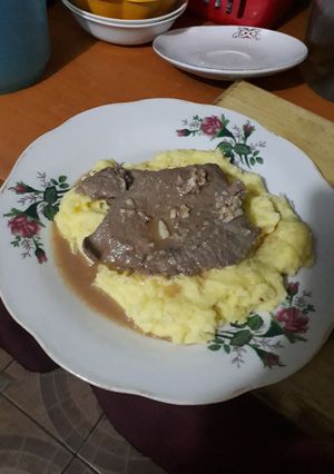 Una foto de Puré con bistec