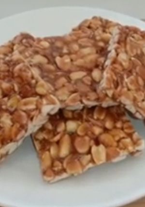 સીંગ ચીકી (Peanuts Chikki Recipe in Gujarati) રેસીપી મુખ્ય ફોટો