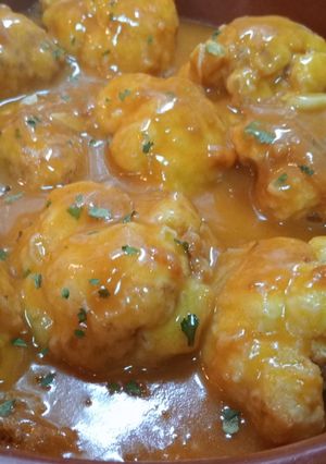 Una foto de 🥦Coliflor en salsa de ajo y pimentón. 🌶️