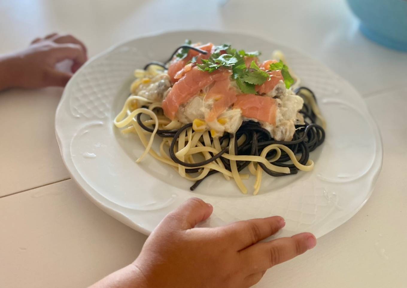 Espaguetis en salsa con aires tailandeses, almejas en lata y salmón ahumado