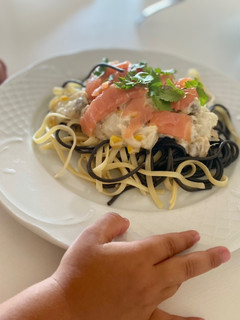 Una foto de Espaguetis en salsa con aires tailandeses, almejas en lata y salmón ahumado