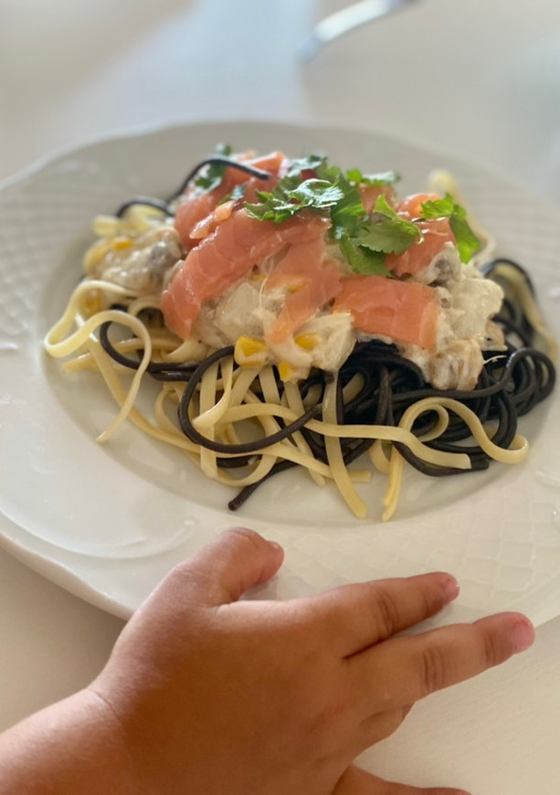 Una foto de Espaguetis en salsa con aires tailandeses, almejas en lata y salmón ahumado