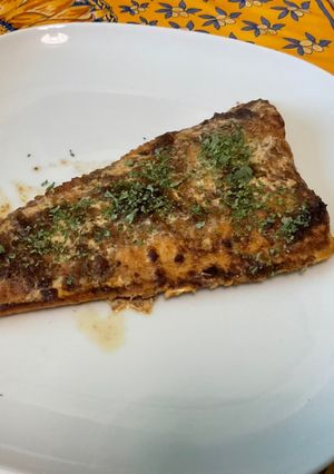 Une photo de Filets de lieu, crème de poivron, abricot et ail noir