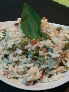 Una foto de Ensalada cremosa de arroz, con espárragos y jamón