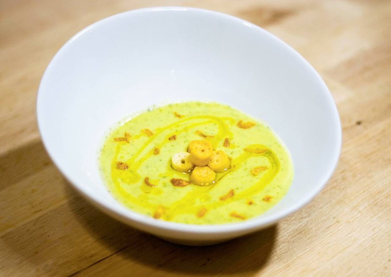 Crema de calabacín con cebolla crujiente