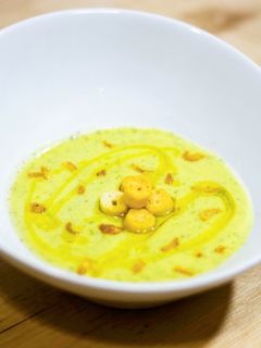 Una foto de Crema de calabacín con cebolla crujiente